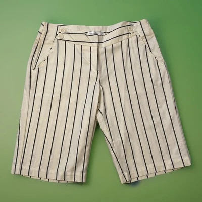 Bermuda White House Black Market tamanho 6 esbranquiçada com listras pretas e cinza  - Imagem 1 de 4