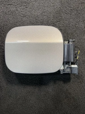 Chevrolet Volt 2016-2019 puerta de combustible tanque tubo de llenado carcasa gris OEM 84075185 Foto 1 de 4