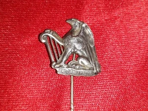 BELLE EPINGLE DE COL EN ARGENT-GRIFFON TENANT UNE LYRE -BAD GÄNGERBUND ALLEMAGNE - Foto 1 di 6