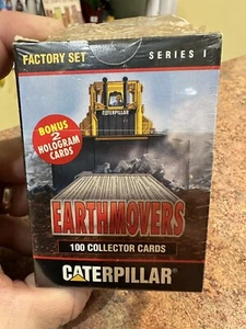 NEU FACTORY SEALED 1993 CATERPILLAR EARTHMOVERS SERIE I SET 100 KARTEN + 2 HOLO - Bild 1 von 6