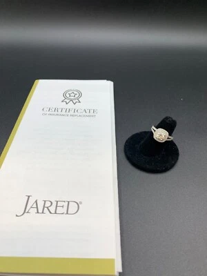 Anillo redondo de diamantes con doble halo de oro blanco de 14 quilates Jared Vera Wang Love Foto 1 de 4