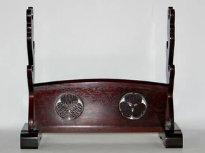 Era KATANA-KAKE, wooden, lacquer, openwork trefoil hollyhock crest, three-sword - Picture 1 of 8