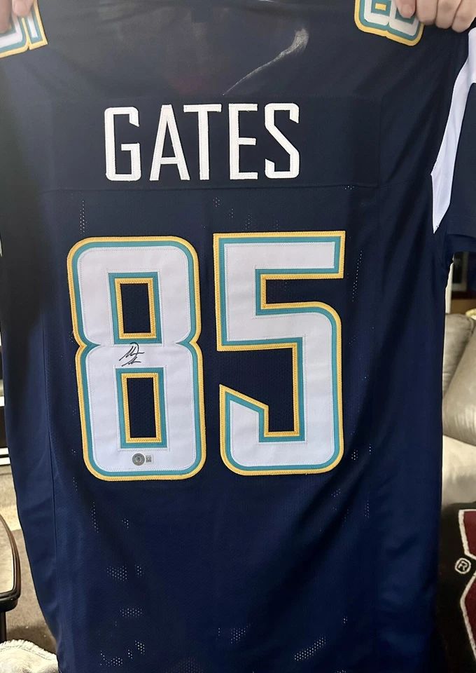 Camiseta personalizada firmada por Antonio Gates de los NFL Chargers Beckett Witnessed (BAS) Foto 1 de 1