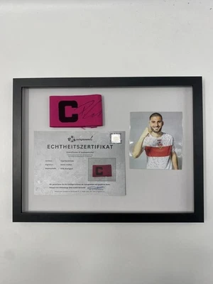Kapitänsbinde Deniz Undav signiert im Rahmen VFB Stuttgart Fußball Autogramm - Bild 1 von 4