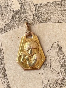 Ancienne Médaille religieuse Enfant Jésus Agneau - Pendentif Baptème plaqué or - Picture 1 of 2