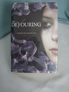 The Devouring Simon Holt First Edition 2008 Library Discard 231 pages HC - Imagen 1 de 2