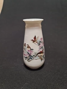  Jarrón de porcelana china. Altura 16 centímetros. Flores de pájaro. - Imagen 1 de 10