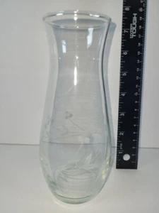 Jarrón de vidrio camafeo de cristal de Turquía ESMERILADO GRABADO florales y bayas enredaderas 7" H - Imagen 1 de 5