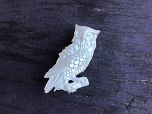 Plastic White Owl Vintage Brooch Pin Pearlescent - Picture 1 of 3