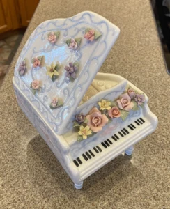 ✿ New COSMOS GIFTS Porcelain Musical Figurine GRAND PIANO Fur Elise Music Box ♫ - Picture 1 of 5