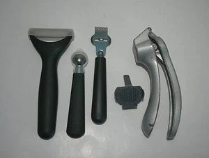 4 Pampered Chef Werkzeuge ~ Knoblauchpresse, Zester, Huller, Julienne Schäler mit Schutz - Bild 1 von 12