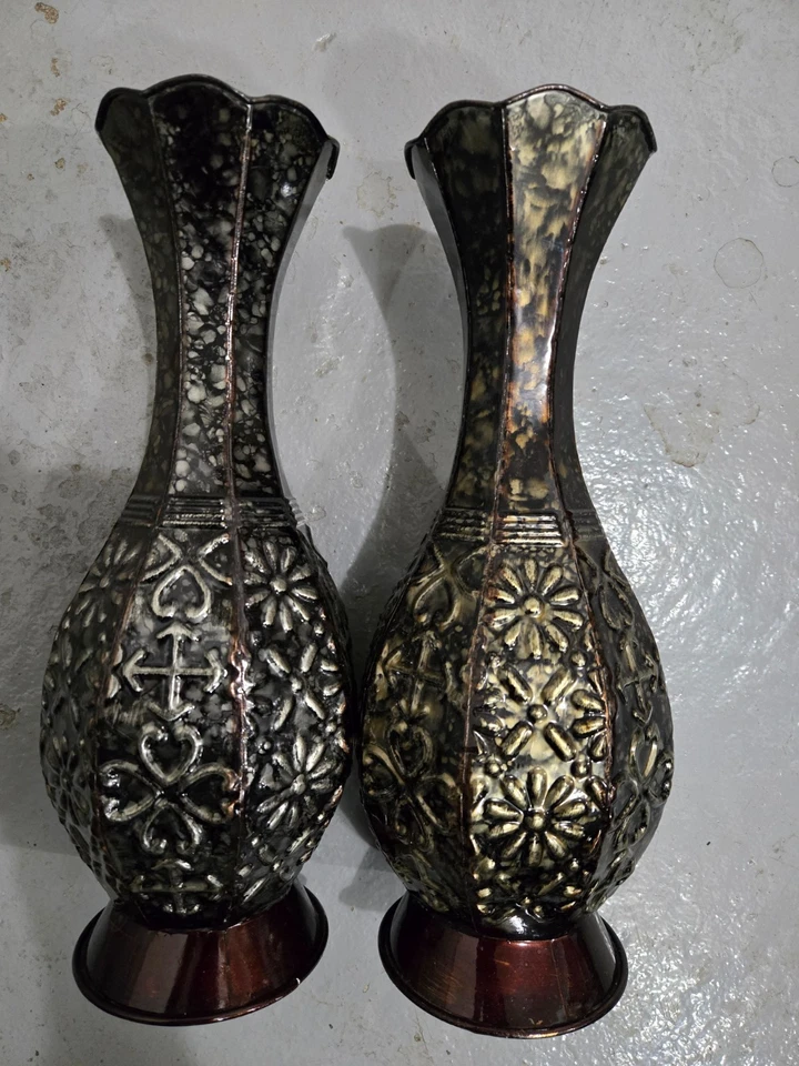 Jarrón toscano mediano 2 Elegant Expressions color negro dorado metal Foto 1 de 1