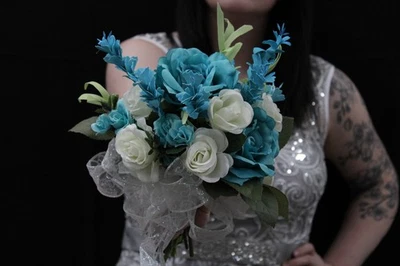 Seafoam blue roses and white roses flower bouquet w/ matching boutonniere Foto 1 de 4