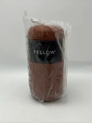 Taza de movimiento Fellow Carter 12 oz con protector contra salpicaduras de Fellow, marrón Foto 1 de 4