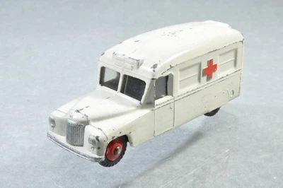 BI935 Dinky Toys GB #253 Daimler Ambulance - white with windows B/- - Photo 1/3