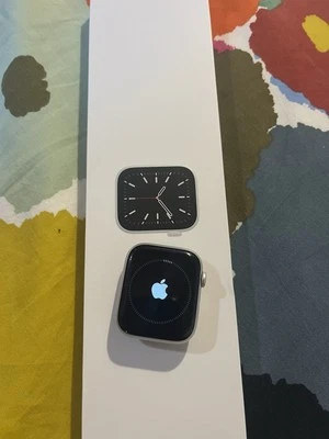 Apple Watch Serie 6 GPS 44mm Cassa in Allumunio Argento, Cinturino Magnetico - Immagine 1 di 4
