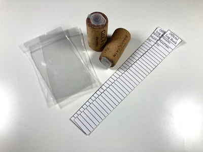 2 Contenitori Impermeabili Geocache Vino Sughero con Registri Extra Devious Cache - Immagine 1 di 4