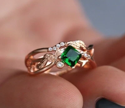 Anillo de regalo de Navidad enchapado en oro rosa para ella juego de anillos de esmeralda simulada de 2,00 quilates Foto 1 de 4