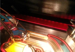 DEMOLITION MAN Pinball Intermitente Interactivo TIRADOR CARRIL Luz Mod ROJO - Imagen 1 de 2