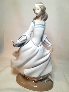 Vintage Lladro Cinderella Lost Slipper 10" Porcelain Figurine #4828 w/Box 1988 - Picture 1 of 9
