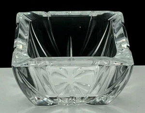VINTAGE.. CRISTAL PESADO.. FORMA CUADRADA 10X10 CM.. CENICERO CIGARRILLO - Imagen 1 de 6