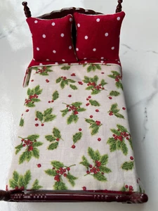 Miniatur Puppenhaus Twin Size Tagesdecke Decke 2 Kissen Maßstab 1:12 Stechpalme Beere - Bild 1 von 3