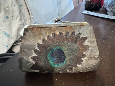 Cartera de cambio vintage con plumas de pavo real y faisán  Foto 1 de 4