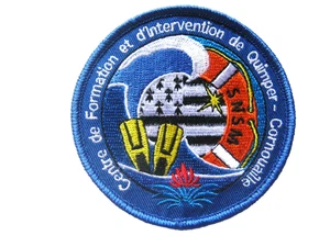 ECUSSON SNSM SAUVETEURS EN MER LE CFI DE QUIMPER CORNOUAILLE SCRATCH AU DOS 80MM - Picture 1 of 1