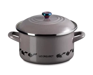 Le Creuset Pokemon Pikachu EOS Kasserolle 20cm Dunkelgrau 3,7L Limitiert Neu - Bild 1 von 4