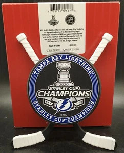 Hallmark NHL Tampa Bay Lightning Hockey Puck Ornamento 2020 Stanley Cup Champions - Foto 1 di 2