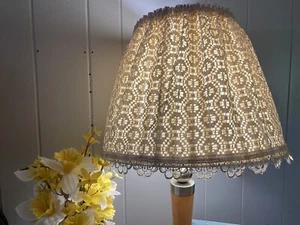 Juego de 2 pantallas de lámpara de encaje de colección ¡difícil de encontrar! Aprox 12,5” de alto ¿SIN LÁMPARA casera? Hermoso - Imagen 1 de 12