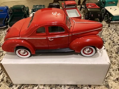 Universal Hobbies 1: 18 1940 福特豪华红色 — 第 1/4 张图片