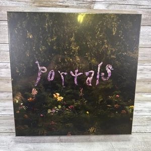 Melanie Martinez Portals Deluxe Vinyl Box Set e Gioco da Tavolo EDIZIONE LIMITATA - Foto 1 di 4