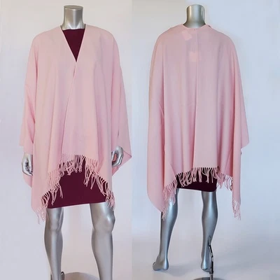 PONCHO BOUTIQUE MOSCHINO CAPA DE LANA ROSA ENVOLTURA FLECOS $350 Foto 1 de 4