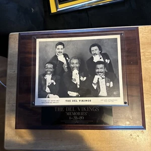 Foto autografiada sobre placa de madera de Del Vikings 15x12 - Imagen 1 de 8