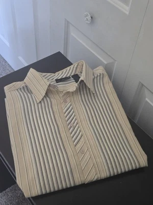 Camisa masculina DKNY com botões tamanho grande café marrom azul marinho listrada colarinho social - Imagem 1 de 4