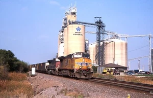 Original Dia: Union Pacific C44AC 5882 + SP Action at Jordan, Iowa - Bild 1 von 1