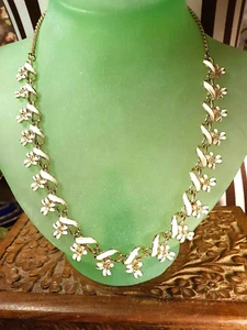 Vintage 1970s White Enamel Floral Necklace Choker Flower Gold Tone Retro - Picture 1 of 20