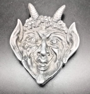 RARO CENICERO DE ALUMINIO FUNDIDO CARA DIABLO CORNUDO HECHO EN RUSIA MARCADO c1960 v/g - Imagen 1 de 4