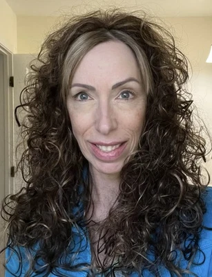 Media peluca Wigpro Anémona 3/4 marrón oscuro con reflejos rizada Foto 1 de 4