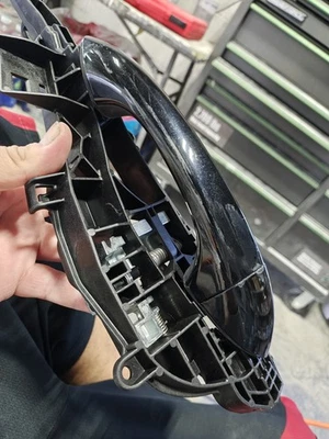 2021 - 2024 CHEVROLET TRAILBLAZER REAR LEFT DOOR HANDLE OEM 13515505 - Image 1 of 4