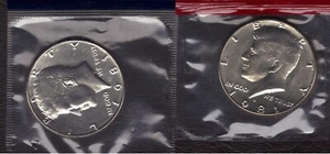 1981 P&D UNCIRCULATED KENNEDY HALF DOLLARS IN MINT CELLO (2 COINS) - Picture 1 of 2