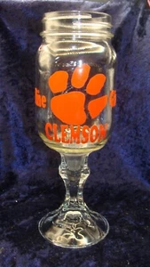 COPA DE VINO CLEMSON ~ FRASCO DE ALBAÑIL EN UN TALLO DE CRISTAL ~ DEMASIADO DIVERTIDO ~ 9”x3,5” ~ En muy buena condición ~ - Imagen 1 de 3