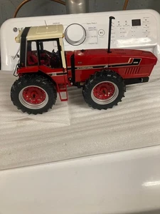 Ertl 1/16 Precision International tractor very nice condition - Picture 1 of 12
