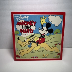 Giocattolo a carica MICKEY RIDING PLUTO: DISNEY collezione retrò, realizzato da Schylling nuovo con scatola - Foto 1 di 8