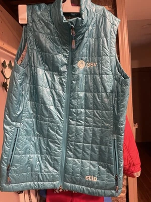 Chaleco acolchado Stio para mujer con logotipo Foto 1 de 3