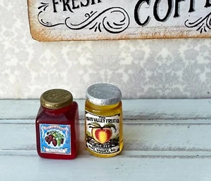 **ANGEBOT & kostenloser Versand** 2 Puppenhaus Miniaturen Marmelade & Gelee Glas ERDBEERE Pfirsich - Bild 1 von 2