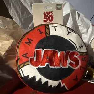 JAWS AMITY ISLAND Hundespielzeug 9 Zoll Kissen weich Quietscher JAWS 50. Jubiläum NEU - Bild 1 von 2