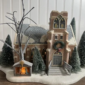 Department 56 Iglesia de Noche Santa Escarcha de Invierno con Caja Casa de Pueblo de Navidad - Imagen 1 de 14