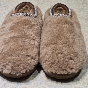 NWOB KIDS SIZE 5 CHESTNUT UGG MAXI CURLY TASMAN 1158256K SHEEPSKIN SLIPPERS - Picture 1 of 9